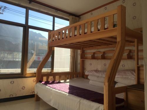Divstāvu gulta vai divstāvu gultas numurā naktsmītnē Huangyaguan Great Wall Li Bo Home Hotel