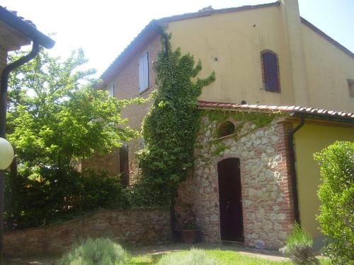 an ivy growing on the side of a building at Agriturismo il Prato in Palaia