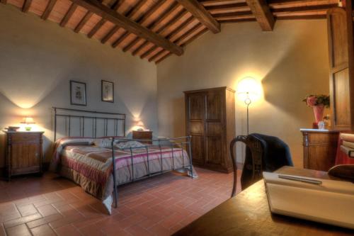 a bedroom with a bed and two lamps and a couch at Agriturismo il Prato in Palaia