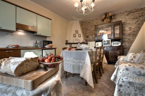 a kitchen with a table with a bowl of fruit on it at Agriturismo il Prato in Palaia