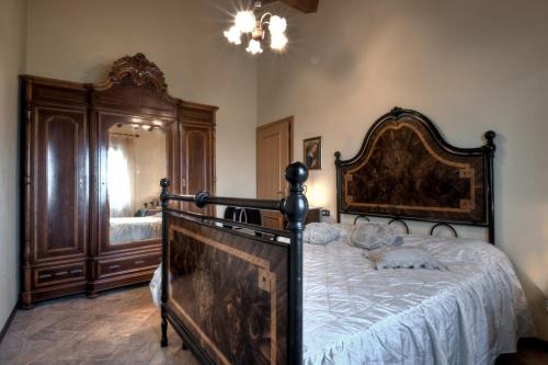 a bedroom with a large bed and a large mirror at Agriturismo il Prato in Palaia