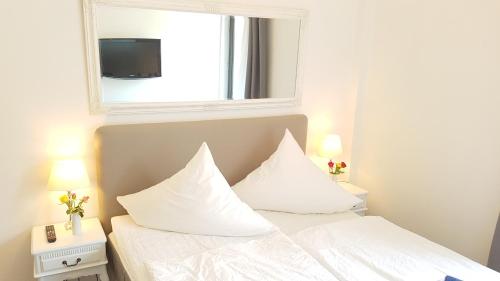 Ein Bett oder Betten in einem Zimmer der Unterkunft Apartment NIEBUHR Kurfürstendamm - Cozy Family & Business Flair welcomes you - Rockchair Apartments