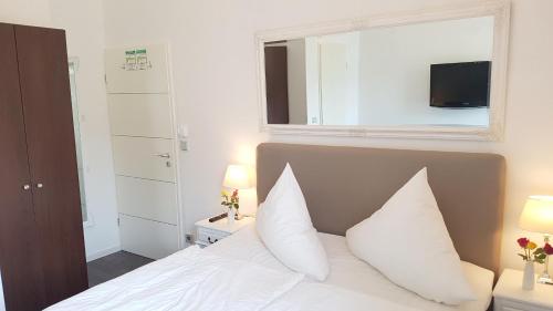 Ein Bett oder Betten in einem Zimmer der Unterkunft Apartment NIEBUHR Kurfürstendamm - Cozy Family & Business Flair welcomes you - Rockchair Apartments