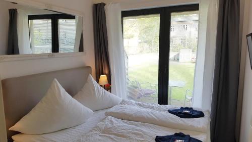 Кровать или кровати в номере Apartment NIEBUHR Kurfürstendamm - Cozy Family & Business Flair welcomes you - Rockchair Apartments