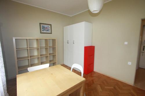 グダニスクにあるLittle studio in Gdańskのテーブルと赤いキャビネット付きの部屋