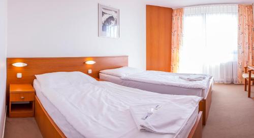 מיטה או מיטות בחדר ב-Hotel SOREA HUTNÍK I.