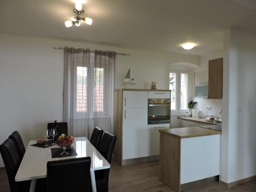 Kuchyňa alebo kuchynka v ubytovaní Apartments Nina Riva