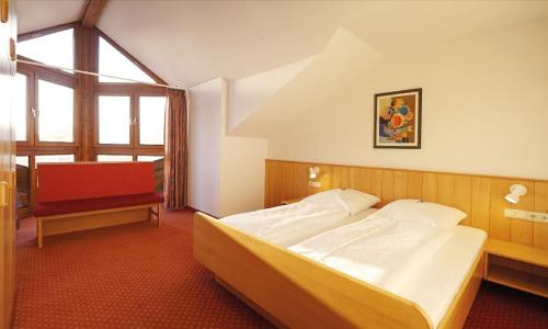 Un dormitorio con una cama grande y una ventana en Appartementhaus Josef, en Bad Füssing