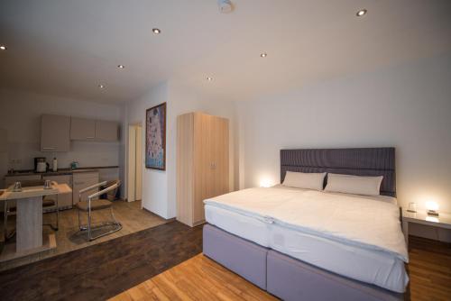 A bed or beds in a room at Ferienwohnung Hölscher