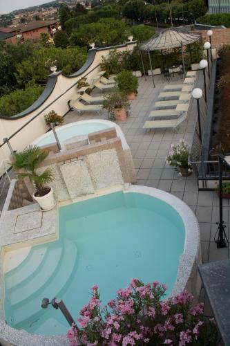a large swimming pool on top of a building at Hotel Enrichetta in Desenzano del Garda