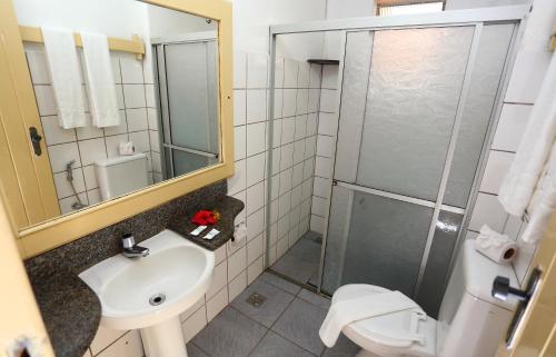 uma casa de banho com um lavatório e um chuveiro em Marlim Porto Hotel em Porto Seguro