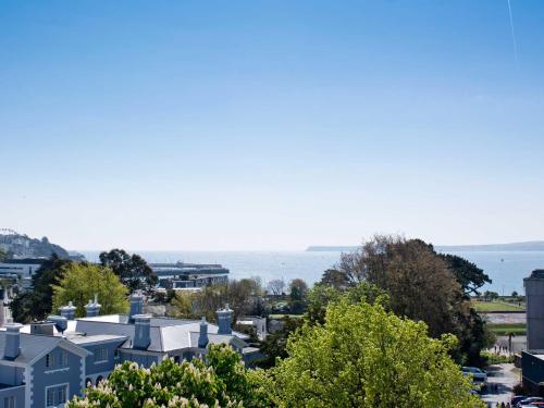 uma vista de uma cidade com o oceano ao fundo em TLH Victoria Hotel - TLH Leisure, Entertainment and Spa Resort em Torquay