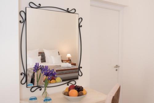 a mirror over a table with a bowl of fruit at Casa Font i Roig in Maria de la Salut
