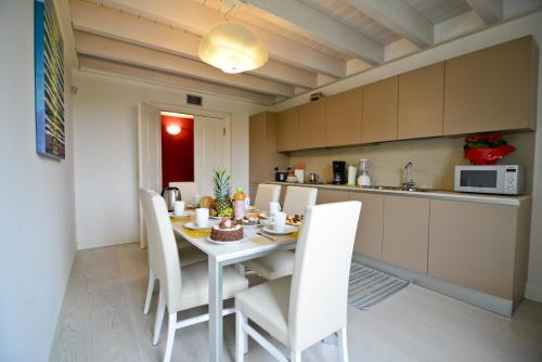 a kitchen and dining room with a table and chairs at Residence La Fontaine in Venice-Lido