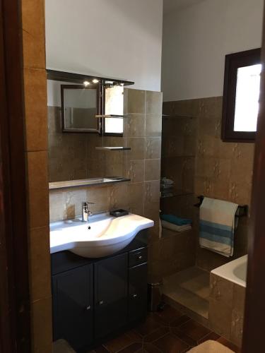 une salle de bain avec un lavabo et une baignoire dans l'établissement Villa Maxime, à Porto-Vecchio