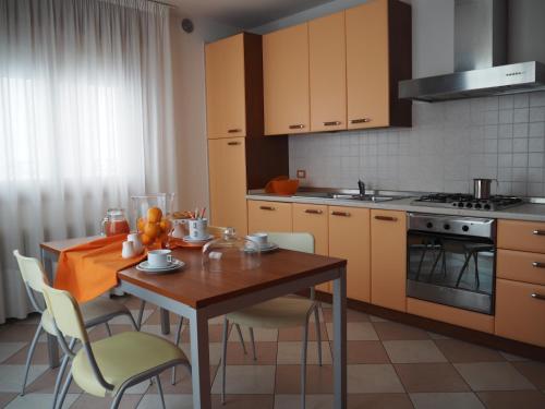 Kuhinja ili čajna kuhinja u objektu Family Apartments Residence Trieste