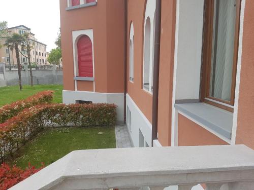 a balcony of a building with a yard at Residence La Fontaine in Venice-Lido