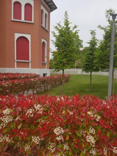 a building with a bunch of flowers in a yard at Residence La Fontaine in Venice-Lido