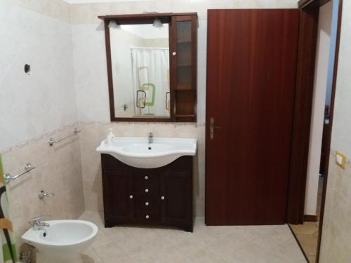 RilievoにあるAi capperi di siciliaのバスルーム(洗面台、トイレ、鏡付)