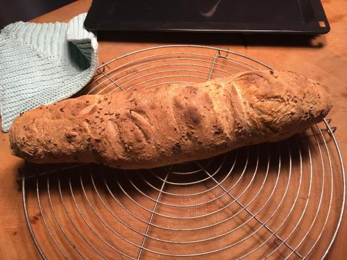 um pão num prato sobre uma mesa em Nickhof B&B Resort em Inzigkofen