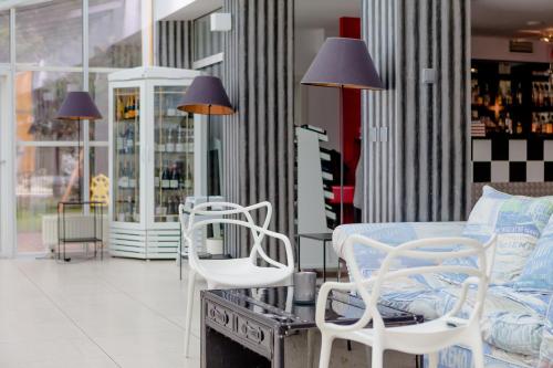 a store with two chairs and a couch in a room at Hotel Bryza Resort & Spa in Jurata