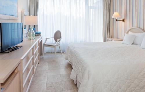 a hotel room with a bed and a television at Hotel Bryza Resort & Spa in Jurata