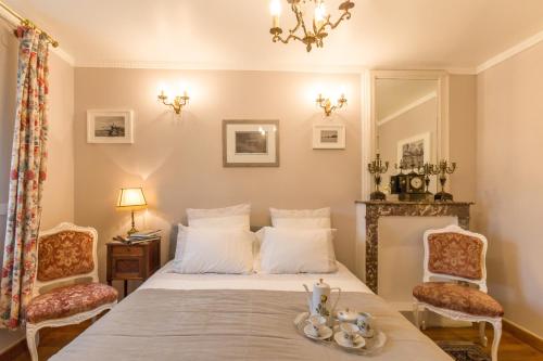 1 dormitorio con 1 cama y 2 sillas en DDay Aviators, en Arromanches-les-Bains