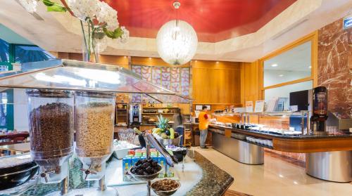 Makanan di atau berdekatan hotel
