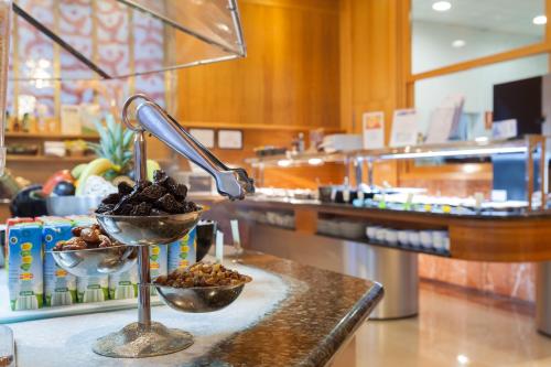 Makanan di atau berdekatan hotel