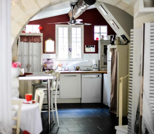 Kuhinja oz. manjša kuhinja v nastanitvi Le Duplex de Lapparan