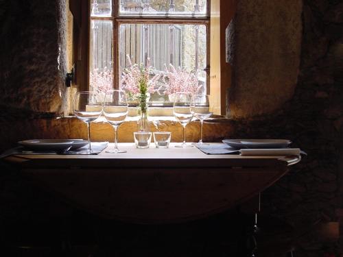 a table with glasses and plates and a window at SaberAmar Little Country in Arouca
