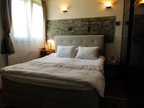 Luxeriöses Apartment 52 ViraLago في فيرا: غرفة نوم بسرير كبير عليها شراشف ووسائد بيضاء