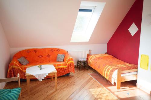 a bedroom with two beds and a window at Arkadenhof Flasch in Wörterberg