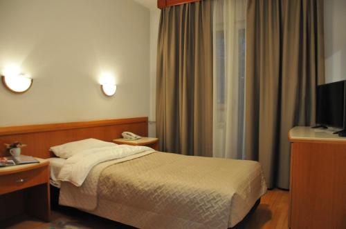 Hotel Terex tesisinde bir odada yatak veya yataklar