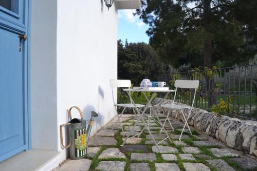 a table and chairs on the side of a house at Locanda Angelica in Giarratana