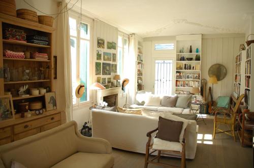 un salon avec un canapé blanc et des chaises dans l'établissement Villa Frivole, à Saint-Palais-sur-Mer