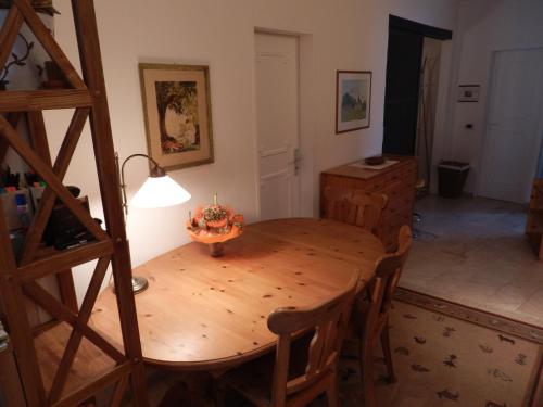 a dining room with a wooden table and chairs at Luxeriöses Apartment 52 ViraLago mit Privatstrand in Vira