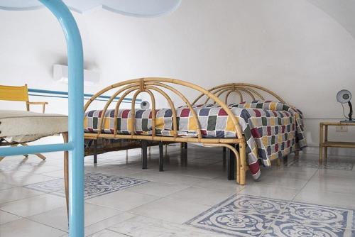 ポンツァにあるPicicco 6のカラフルな毛布が備わるベッド2台付きの部屋