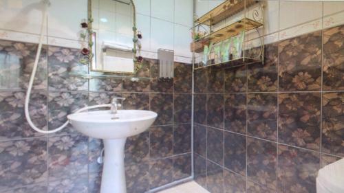 玉里鎮的住宿－Mei Di Ya House，一间带水槽和镜子的浴室