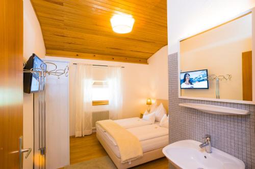 baño con cama y lavamanos en Rodlers Chalet, en Piesendorf
