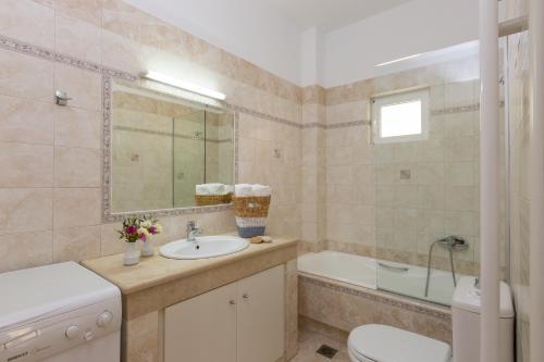 Agios Antonios Villas tesisinde bir banyo