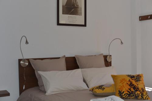 een bed met twee lampen erop en kussens bij Apartamento Ancla 26 in Torre del Mar