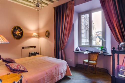 une chambre avec un lit, un bureau et une fenêtre dans l'établissement Casa Heberart Guest House Capo le Case, à Rome