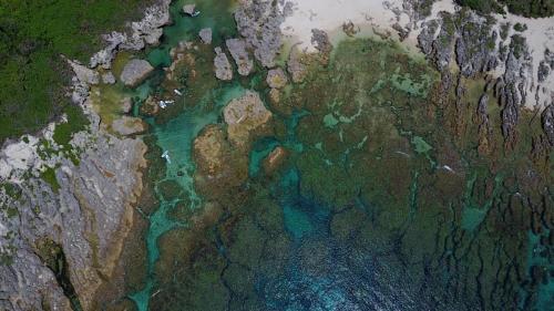 an overhead view of the ocean with rocks and water at Kenting Sun Light Inn in Eluan