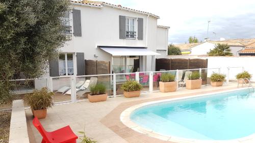 une piscine devant une maison dans l'établissement Villas Ré Locations Vacances, à Saint-Clément-des-Baleines