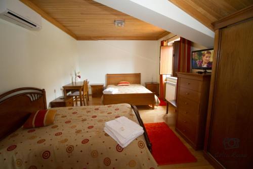 A bed or beds in a room at Casa da Ribeirinha