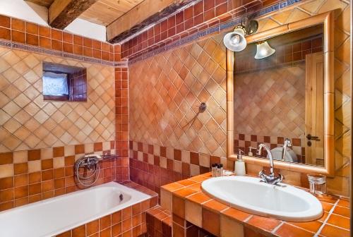 a bathroom with a tub and a sink at Guesthouse Ioannidis in Papingo