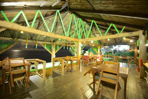un restaurante con mesas de madera y sillas de madera en The Sea Cliff Hotel Resort & Spa, en Port Antonio