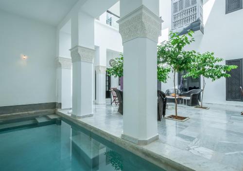 uma villa com uma piscina e uma casa em Riad Sapphire & Spa em Marrakech