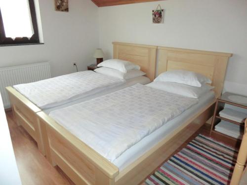 two twin beds in a room with at Pansion Izvor in Korenica